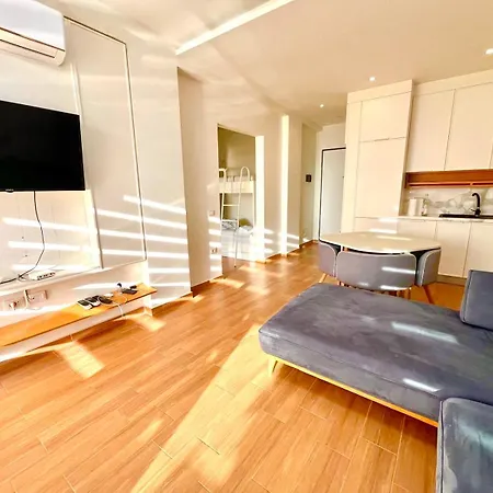 Luxury - Parking, Pool And Access *