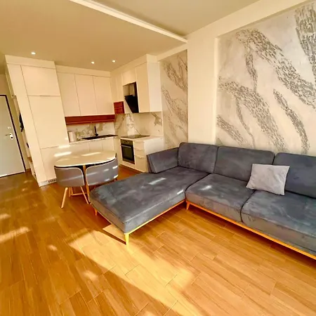 Luxury - Parking, Pool And Access *