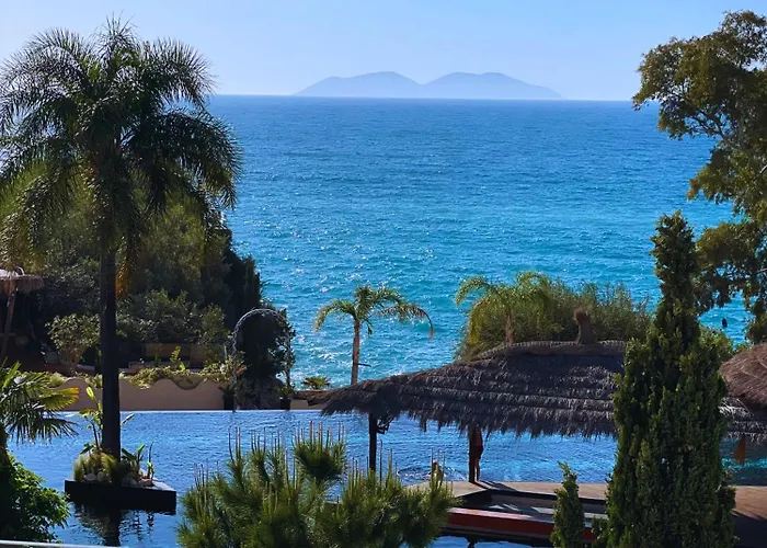 Luxury - Parking, Pool And Access