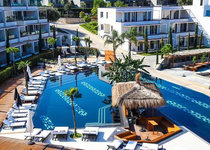 Luxury - Parking, Pool And Access