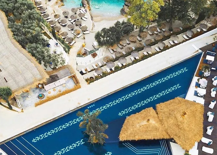 Luxury - Parking, Pool And Access *