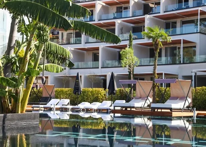 Luxury - Parking, Pool And Access