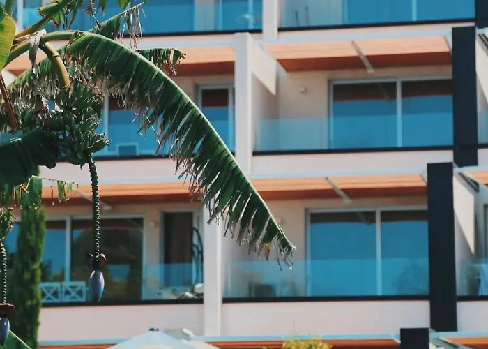 Luxury - Parking, Pool And Access