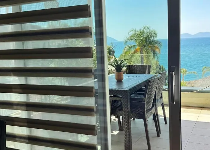 Luxury - Parking, Pool And Access