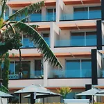 Luxury - Parking, Pool And Access