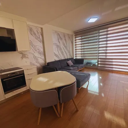 Luxury - Parking, Pool And Access *