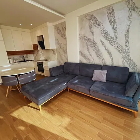 Luxury - Parking, Pool And Access * Vlore