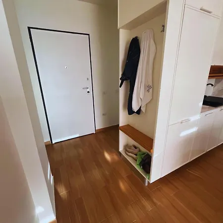 Luxury - Parking, Pool And Access