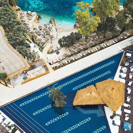 Luxury - Parking, Pool And Access *