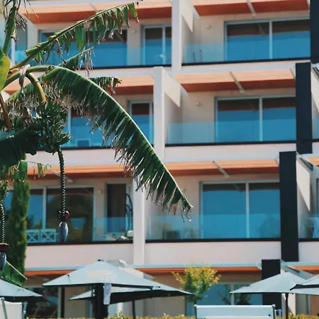 Luxury - Parking, Pool And Access