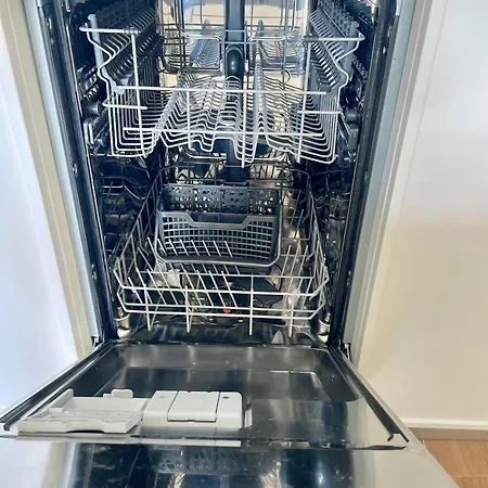 Luxury - Parking, Pool And Access * Vlore