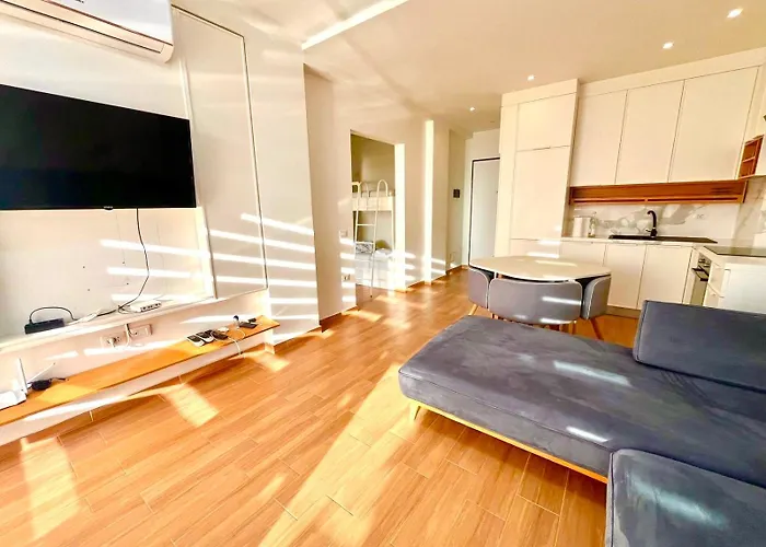 Luxury - Parking, Pool And Access *