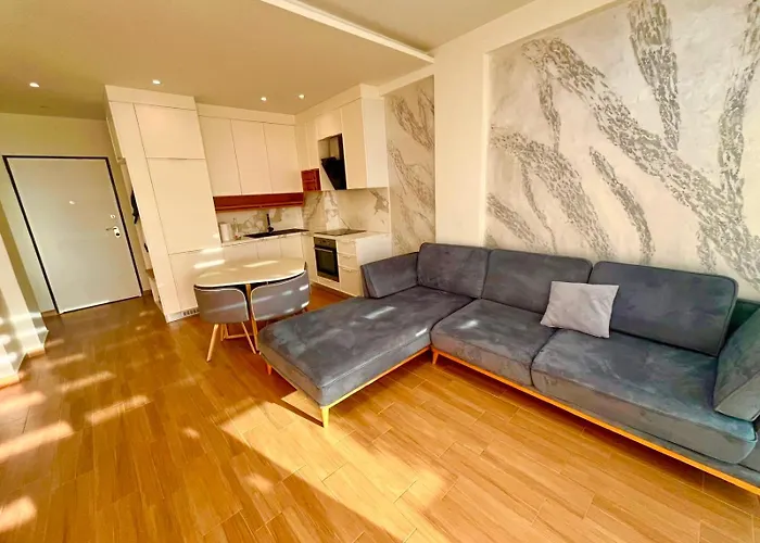 Luxury - Parking, Pool And Access *